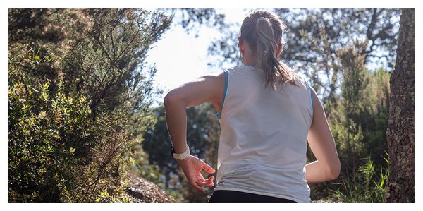 Camiseta sin mangas Compressport Trail Racing blanca para mujer