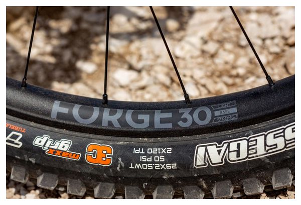 Newmen Forge 30 Base 27,5'' achterwiel | Boost 12x148 mm | 6-bouts