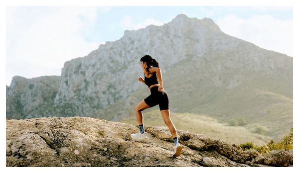 Crop top NNormal Trail negro para mujer