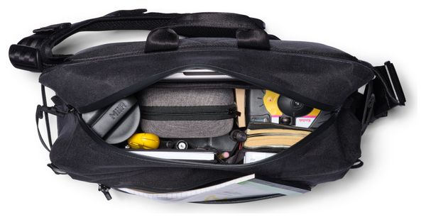 Chrome Kadet Max WP 15L zwarte schoudertas