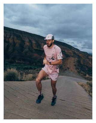 Pantalones cortos con abertura Compressport Racing «Eat My Dust!» rosa para hombre