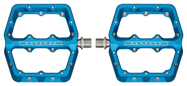 Ein Paar Wolf Tooth Waveform Large Flat Pedals Blau