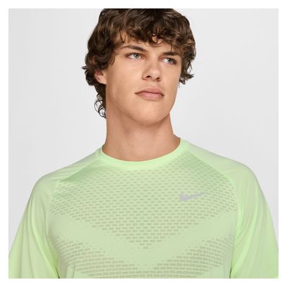 Maillot de manga corta Nike <strong>Dri-Fit ADV</strong> Stride Amarillo, hombre