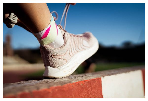 Chaussettes Incylence Ultralight Strikes Short Blanc/Rose