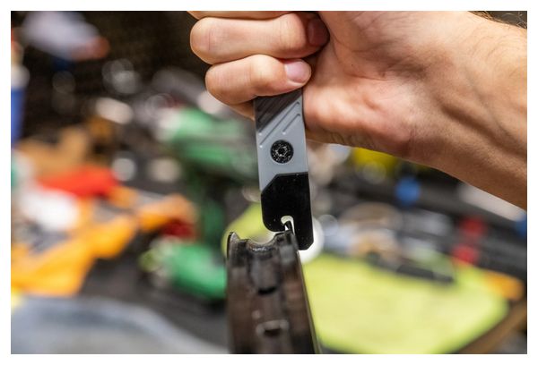 Multiherramienta Wolf Tooth 8-Bit Tire Lever + Rim Dent Remover (2 Funciones) Black