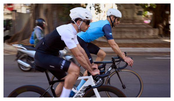Maglia sportiva a maniche corte da uomo con colletto nero/bianco