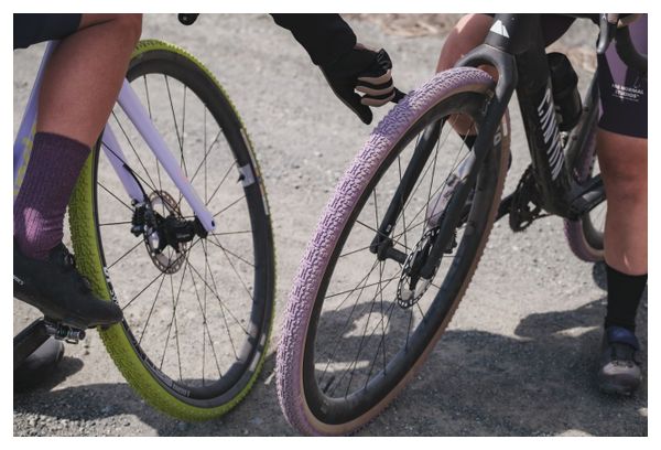 Pneu Gravel Panaracer GravelKing X1 Limited Color Edition 700 mm Tubeless Ready Souple ZSG Gravel Compound BeadLock TuffTex Violet Flancs Beiges