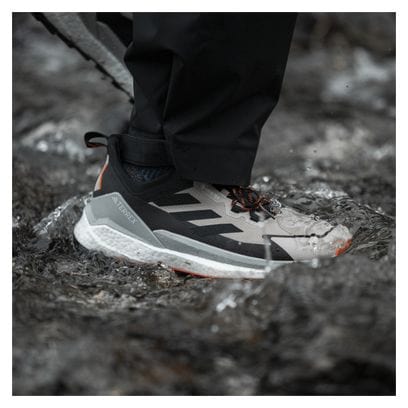Chaussures de Randonnée adidas Terrex Free Hiker 2.0 Low GTX Beige Noir Homme