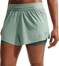 Pantalones cortos 2 en 1 Nike Swift para mujer, color verde