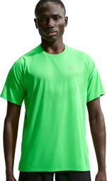 Maglietta da corsa Nike Stride verde da uomo