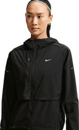 Giacca impermeabile Nike Swift nera da donna
