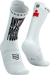 Compressport Pro Racing v4.0 Bike IronMan 2025 Alles is mogelijk Sokken Wit/Zwart/Rood