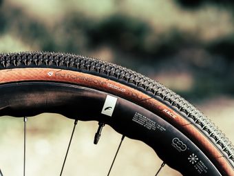 Pneu Gravel Hutchinson Touareg Race Racing Lab 700 mm Tubeless Ready Souple SwiftEasy Mach Tread 3.0 Flancs Beiges — vue 4