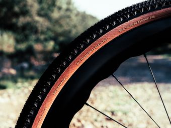 Pneu Gravel Hutchinson Touareg Race Racing Lab 700 mm Tubeless Ready Souple SwiftEasy Mach Tread 3.0 Flancs Beiges — vue 5