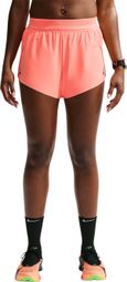 Pantaloncini Nike AeroSwift 3in con spacco, colore corallo, da donna