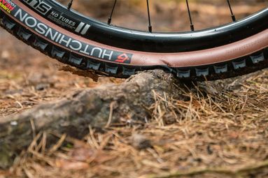 Pneu Gravel Hutchinson Tundra 700 mm Tubeless Ready Souple Hardskin Bi-Compound Flancs Beiges Tan — vue 6