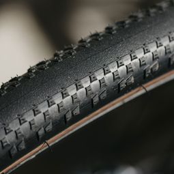 Pneu Gravel Hutchinson Caracal Race Racing Lab 700 mm Tubeless Ready Souple Mach Tread 3.0 Flancs Beiges — vue 5