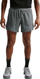 Nike Stride 5in korte broek voor heren, grijs
