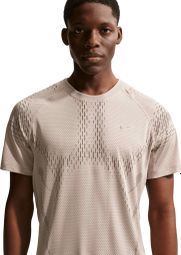 Nike Stride beige herenshirt met korte mouwen