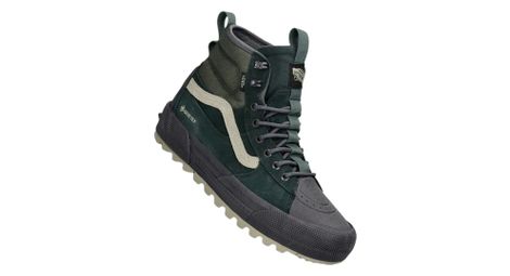 Coppia di scarpe vans mte sk8-hi gore-tex scarabeo