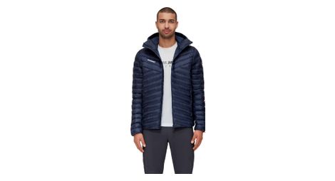 Mammut albula in chaqueta con capucha azul