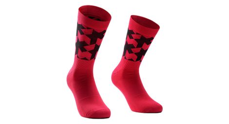 Ein paar assos monogram evo socken rot 39-42