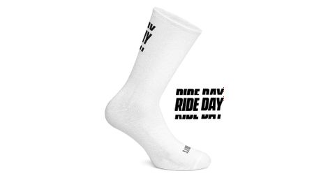 Grazie a dio è rideday calzini bianchi