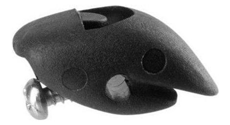 Pince d'ailes entre la plaque et la tige