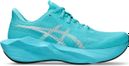 Zapatillas de running Asics Novablast 6 azul/blanco para mujer. EMBARGO 01/07/2026
