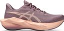 Zapatillas de running Asics Novablast 6 moradas/coral para mujer. EMBARGO 01/07/2026
